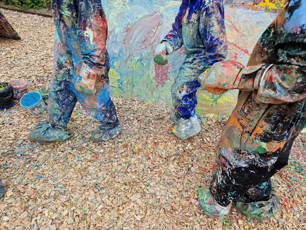 Måleri med boxningshandskar och många färgstänk