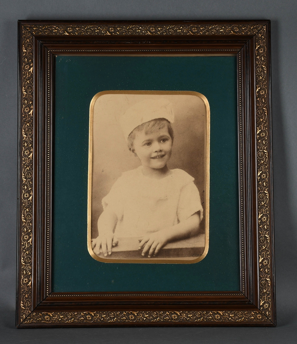 Barneportrett. Portrett av liten gutt.