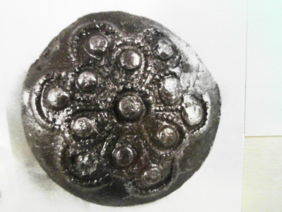 tinn ?. rund. hvelvet overflate. dekorert med 6-bladrose og kuler. høyde med hempe 0,5.