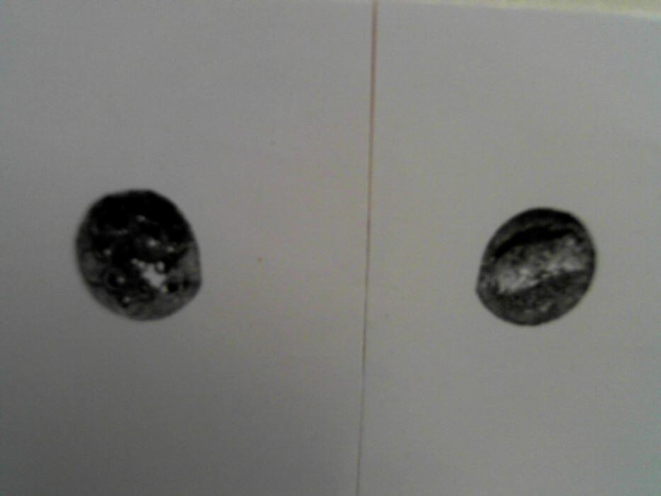 tinn ?. rund. hvelvet overflate. dekorert med 6-bladrose og kuler. høyde med hempe 0,5.