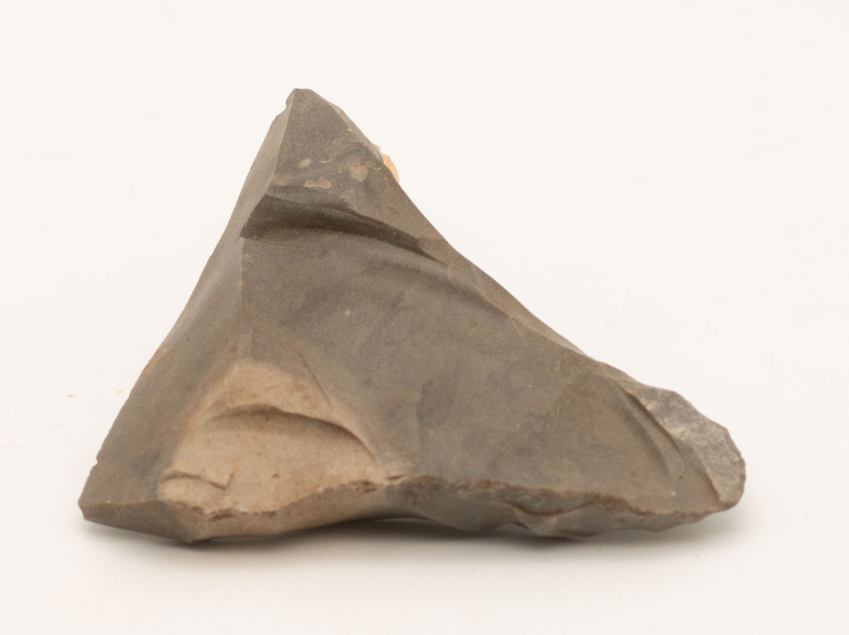 totalt 1514 registrerade fynd varav merparten i flinta. Lite keramik bland annat 2 riktigt tidiga trattbägarkärl.