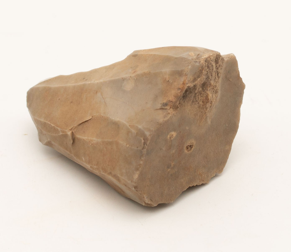 totalt 1514 registrerade fynd varav merparten i flinta. Lite keramik bland annat 2 riktigt tidiga trattbägarkärl.