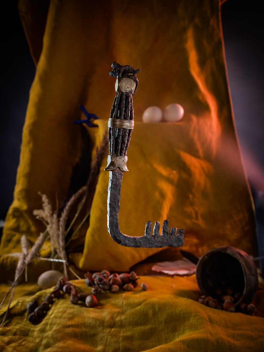 Nyckel av järn med bronsbeslag. Funnen av lantbrukare Karl Olsson vid plöjning av en äng som ej varit odlad, kallad "Källängen". Fyndplatsen låg enligt uppgift från upphittaren ca 1500 meter sydväst om gården Ollajvs i Alskog socken på Gotland.