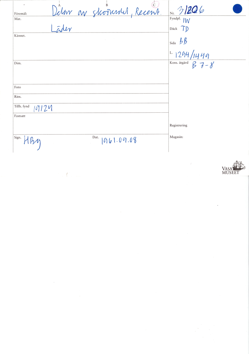 Delar av överdelen till en sko. Skon är ej samtida med förlisningen av Vasa.
En del av ovanläder i form av ett större läderstycke försett  med snörhål. Sex mindre delar från skons överdel. Delarna har hål efter stygn och två av bitarna har snörhål. Lädret är något rostfärgat.