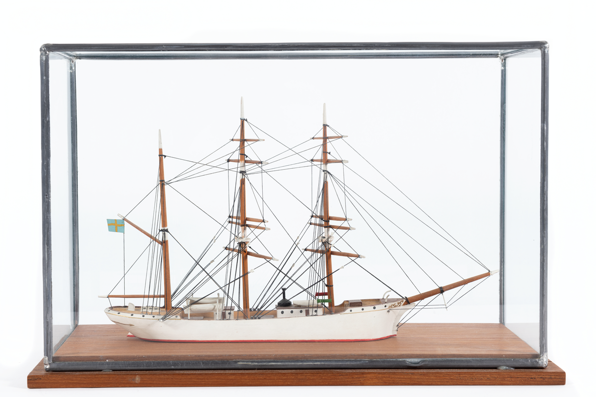 Modellen saknar segel. I monter.