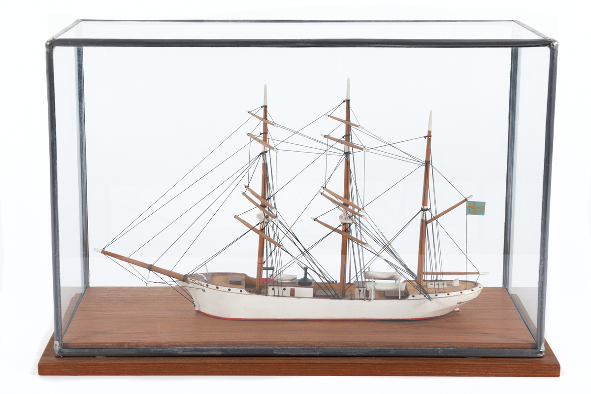 Modellen saknar segel. I monter.