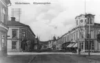 Köpmangatan i korsningen Nygatan, Sandviken. Foto omkring år 1910.