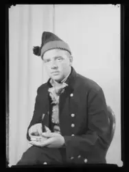 Portrett halvfigur, sittende i rørosdrakt