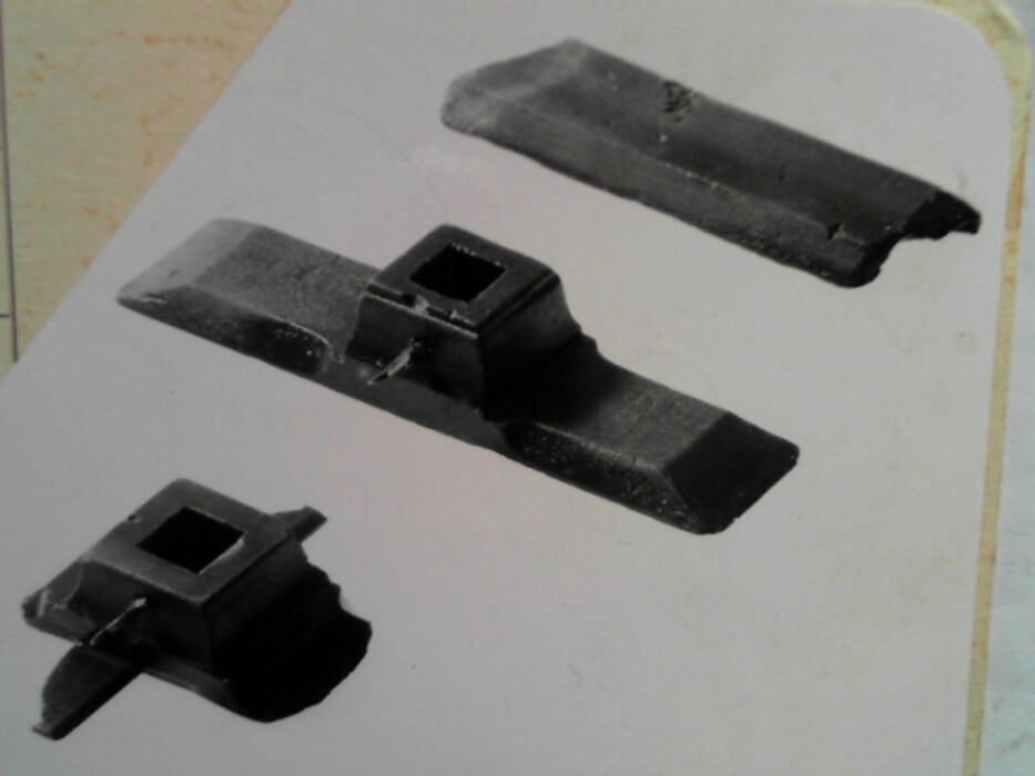 frukttre. skala på alle 4 sider. knekket i ene enden. har 3 korsstaver. den innerste nr 1731 lengde 7,6 bredde 9,3 høyde 2,6 har siktevinger og messingskrue for lås. i det firkantede hull en metallplate på ene siden. korsstavens bredde 4,05. :: den mellomste nr 1797 lengde 16,7 bredde 3,95 høyde 3,2 har messingskrue for lås og plate på ene siden i hullet. :: den ytterste nr 1888 defekt lengde 12,6 bredde 4,05 tykkelse 1,05.