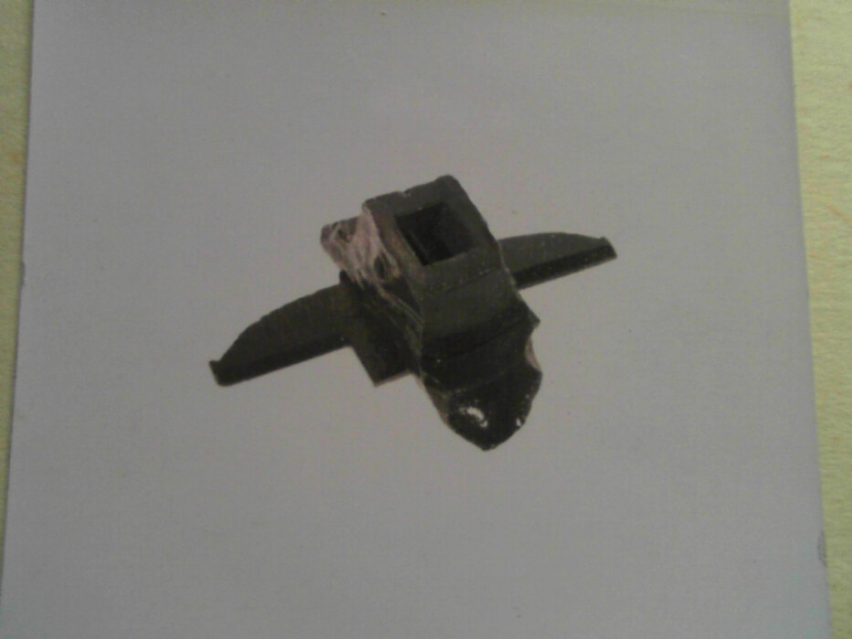 frukttre. skala på alle 4 sider. knekket i ene enden. har 3 korsstaver. den innerste nr 1731 lengde 7,6 bredde 9,3 høyde 2,6 har siktevinger og messingskrue for lås. i det firkantede hull en metallplate på ene siden. korsstavens bredde 4,05. :: den mellomste nr 1797 lengde 16,7 bredde 3,95 høyde 3,2 har messingskrue for lås og plate på ene siden i hullet. :: den ytterste nr 1888 defekt lengde 12,6 bredde 4,05 tykkelse 1,05.