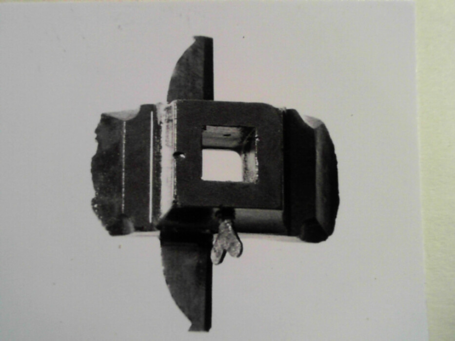 frukttre. skala på alle 4 sider. knekket i ene enden. har 3 korsstaver. den innerste nr 1731 lengde 7,6 bredde 9,3 høyde 2,6 har siktevinger og messingskrue for lås. i det firkantede hull en metallplate på ene siden. korsstavens bredde 4,05. :: den mellomste nr 1797 lengde 16,7 bredde 3,95 høyde 3,2 har messingskrue for lås og plate på ene siden i hullet. :: den ytterste nr 1888 defekt lengde 12,6 bredde 4,05 tykkelse 1,05.