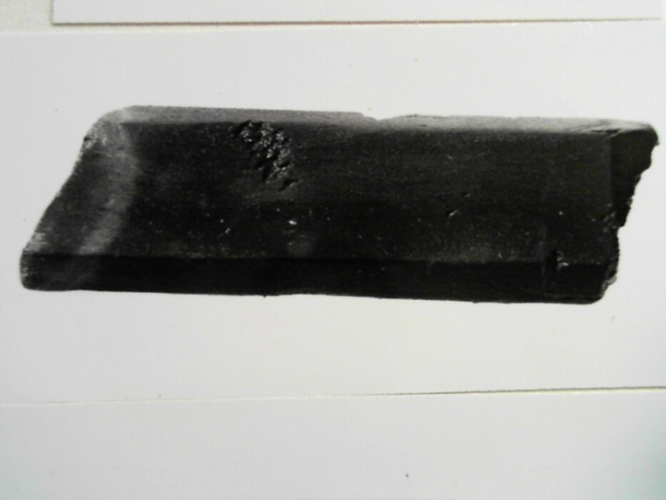 frukttre. skala på alle 4 sider. knekket i ene enden. har 3 korsstaver. den innerste nr 1731 lengde 7,6 bredde 9,3 høyde 2,6 har siktevinger og messingskrue for lås. i det firkantede hull en metallplate på ene siden. korsstavens bredde 4,05. :: den mellomste nr 1797 lengde 16,7 bredde 3,95 høyde 3,2 har messingskrue for lås og plate på ene siden i hullet. :: den ytterste nr 1888 defekt lengde 12,6 bredde 4,05 tykkelse 1,05.