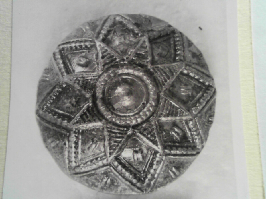 tinn ?. rund. hvelvet overflate. ornert med liten 8-tagget stjerne innskrevet i større. hempen mangler.