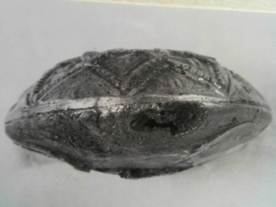 tinn ?. rund. hvelvet overflate. ornert med liten 8-tagget stjerne innskrevet i større. hempen mangler.