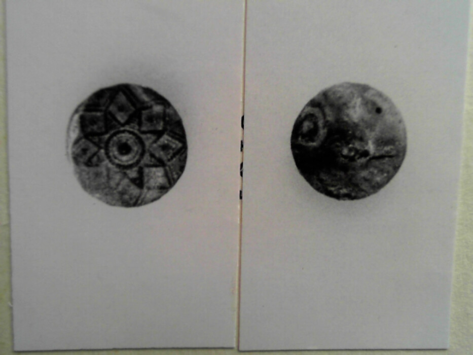 tinn ?. rund. hvelvet overflate. ornert med liten 8-tagget stjerne innskrevet i større. hempen mangler.