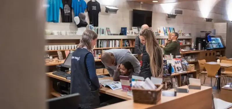 fleire personar står i butikken i Aasentunet