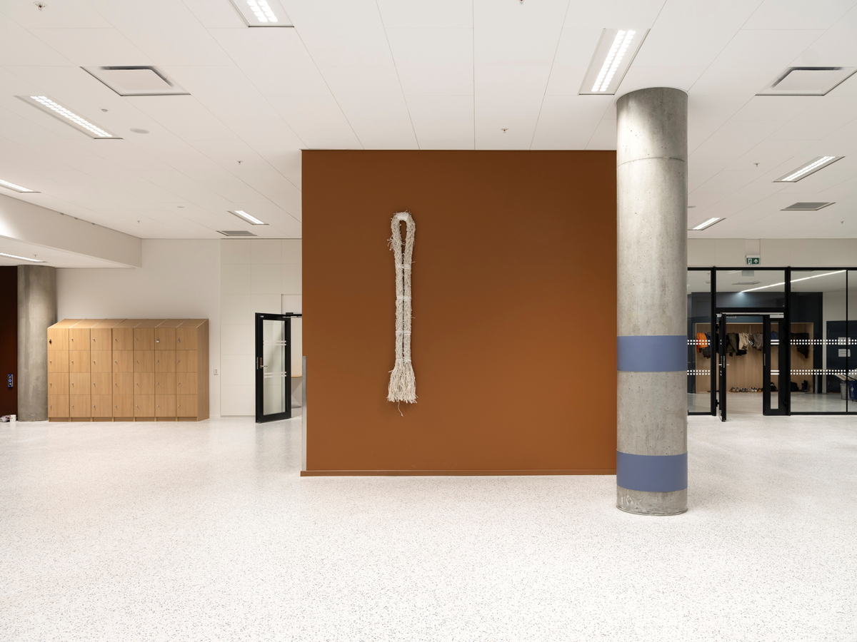 Verket er laget av materialer fra havindustrien og som Fuglevaag funnet i fjæra i Varangerfjorden i Finnmark.