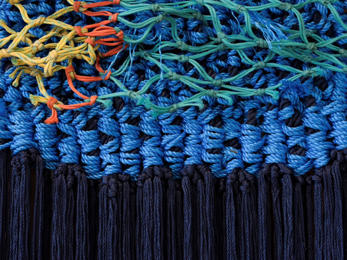 Verket er laget av materialer fra havindustrien og som Fuglevaag har funnet i fjæra i Varangerfjorden i Finnmark.