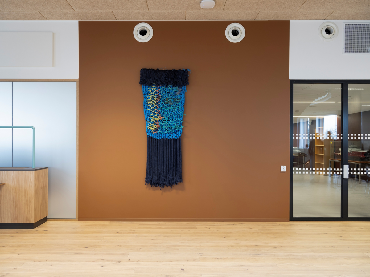 Verket er laget av materialer fra havindustrien og som Fuglevaag har funnet i fjæra i Varangerfjorden i Finnmark.