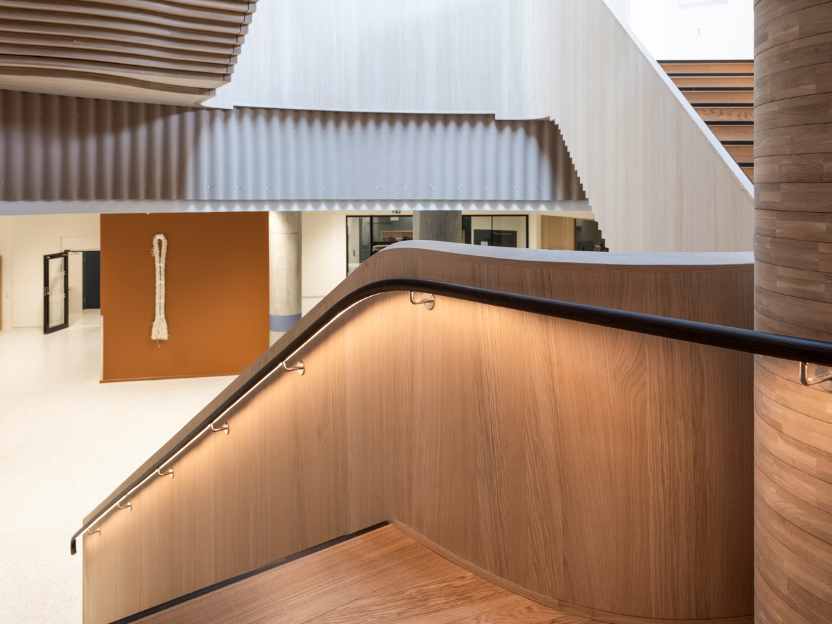 Verket er laget av materialer fra havindustrien og som Fuglevaag funnet i fjæra i Varangerfjorden i Finnmark.