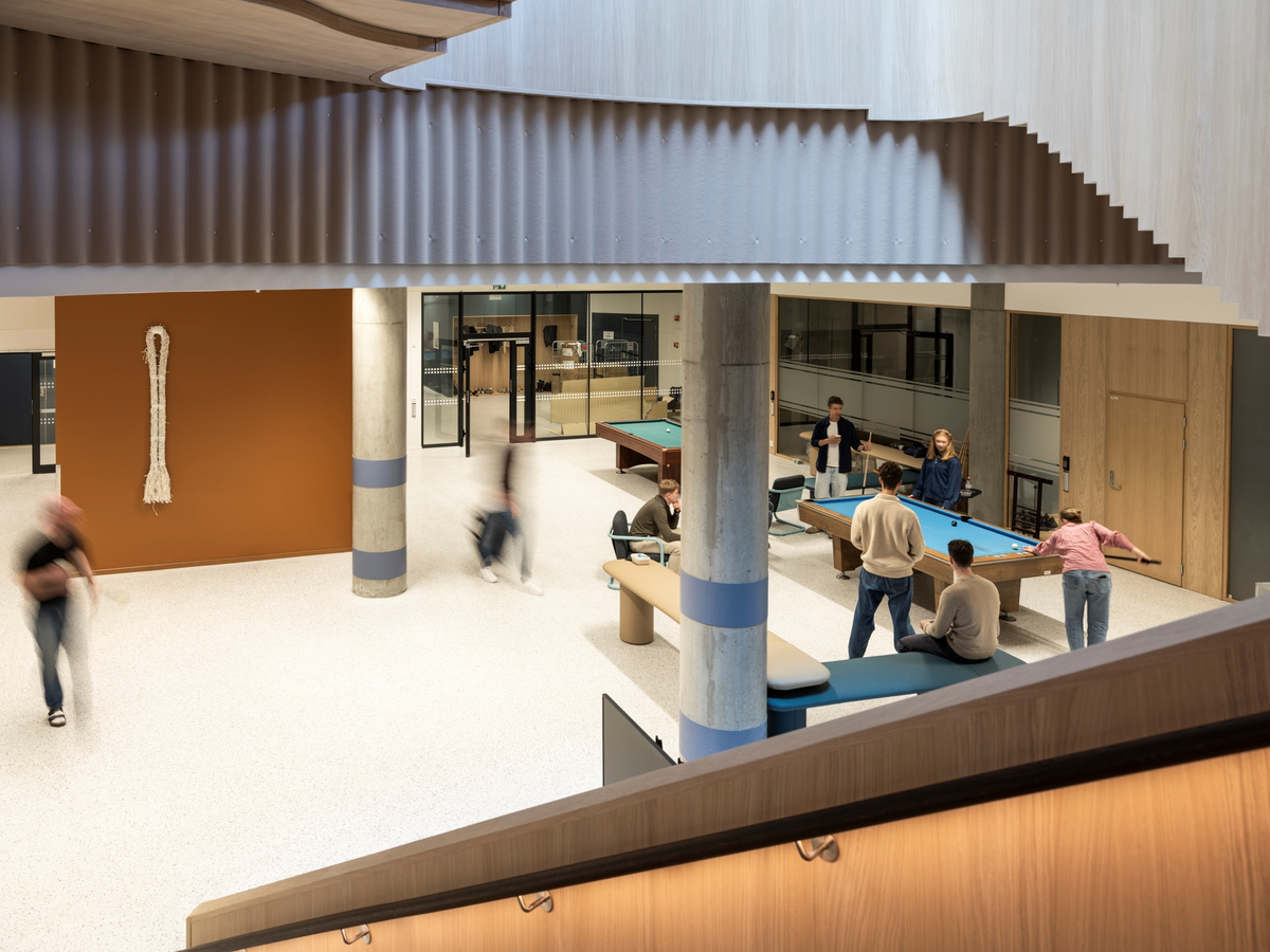 Verket er laget av materialer fra havindustrien og som Fuglevaag funnet i fjæra i Varangerfjorden i Finnmark.