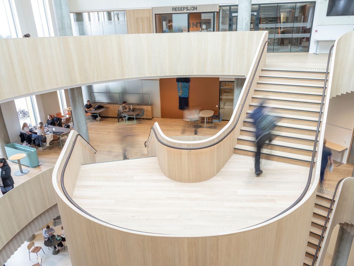 Verket er laget av materialer fra havindustrien og som Fuglevaag har funnet i fjæra i Varangerfjorden i Finnmark.