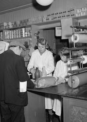 Framhaldsskolens butikkelever, v/frk Solheim.