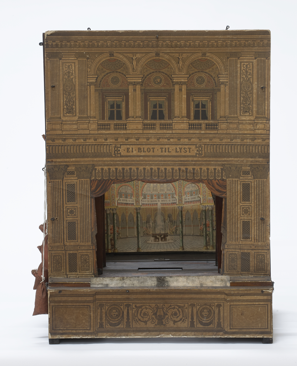 Scene,motiv:antikken,i klassisistiskByggn.fasade