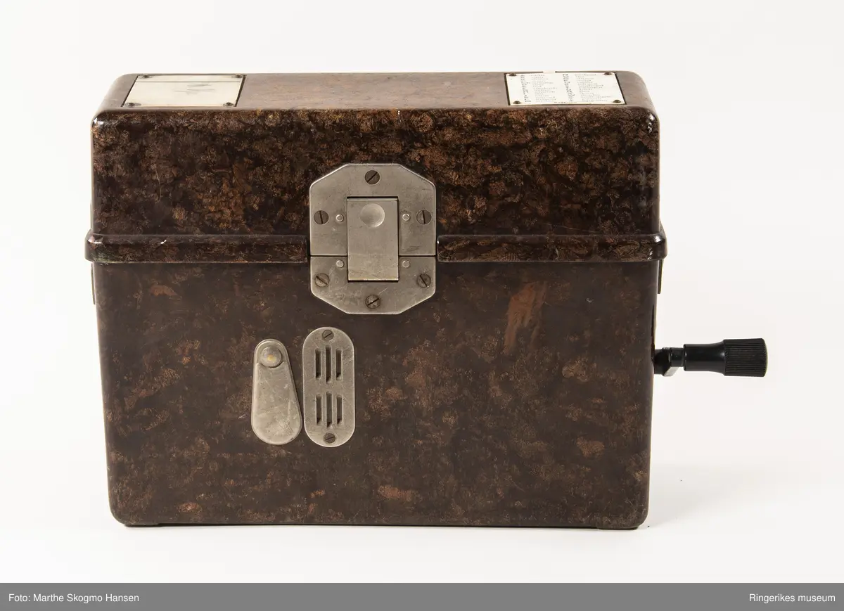 Tysk felttelefon. FF33 ble produsert fra 1933 og var i bruk overalt under krigen. Viktig del av Tysklands krigføring. Etter krigen ble den brukt av det norske forsvar, politiet, heimevern mm, frem til 1990.