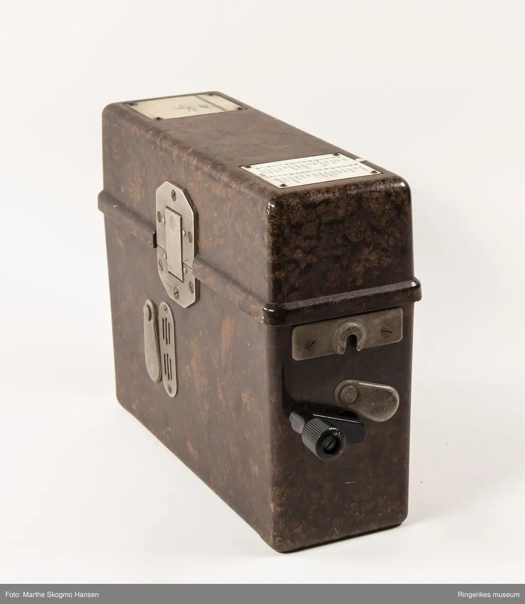 Tysk felttelefon. FF33 ble produsert fra 1933 og var i bruk overalt under krigen. Viktig del av Tysklands krigføring. Etter krigen ble den brukt av det norske forsvar, politiet, heimevern mm, frem til 1990.