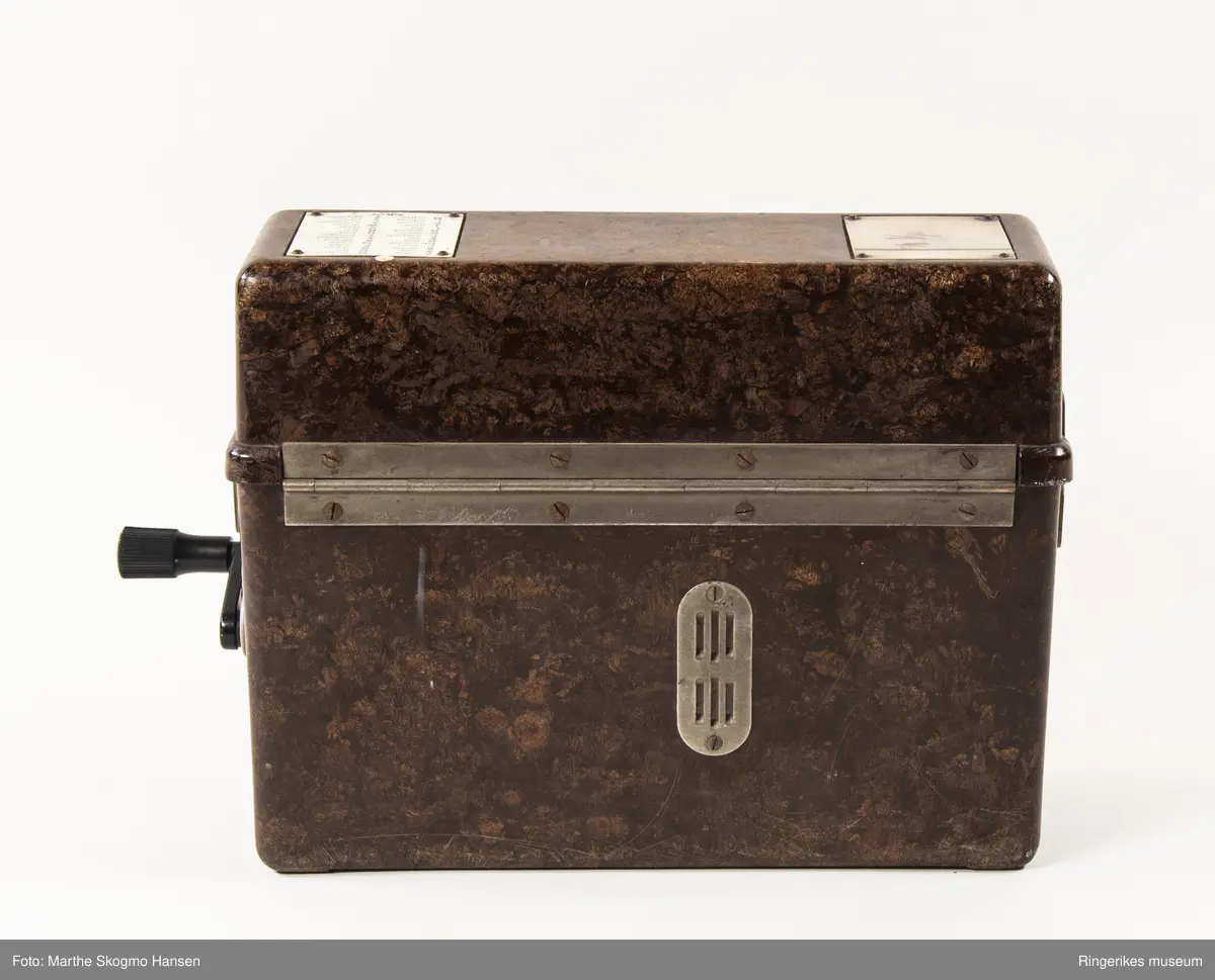 Tysk felttelefon. FF33 ble produsert fra 1933 og var i bruk overalt under krigen. Viktig del av Tysklands krigføring. Etter krigen ble den brukt av det norske forsvar, politiet, heimevern mm, frem til 1990.