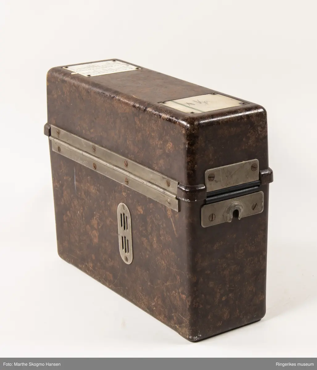 Tysk felttelefon. FF33 ble produsert fra 1933 og var i bruk overalt under krigen. Viktig del av Tysklands krigføring. Etter krigen ble den brukt av det norske forsvar, politiet, heimevern mm, frem til 1990.