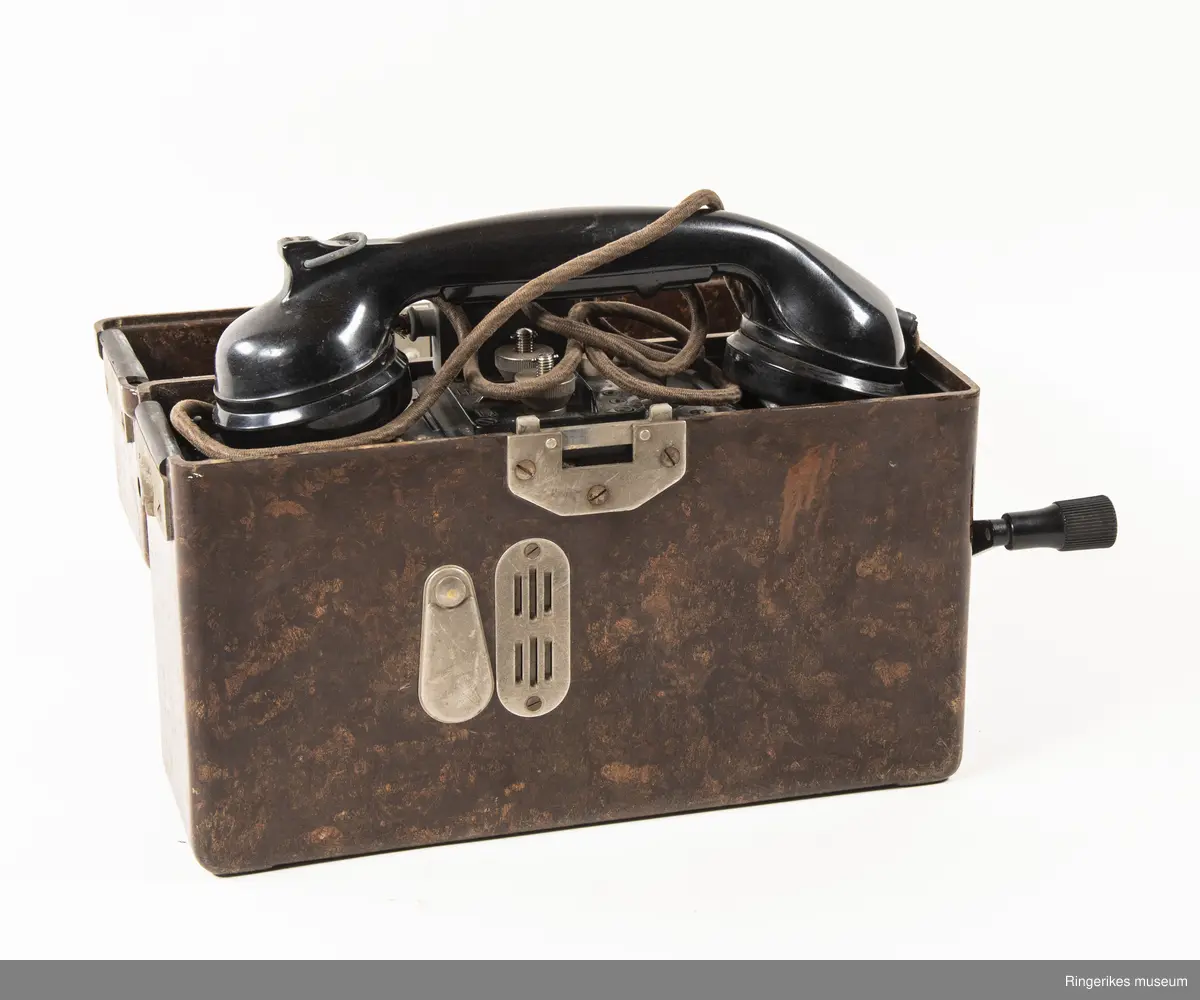Tysk felttelefon. FF33 ble produsert fra 1933 og var i bruk overalt under krigen. Viktig del av Tysklands krigføring. Etter krigen ble den brukt av det norske forsvar, politiet, heimevern mm, frem til 1990.