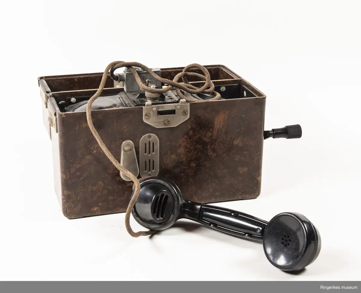 Tysk felttelefon. FF33 ble produsert fra 1933 og var i bruk overalt under krigen. Viktig del av Tysklands krigføring. Etter krigen ble den brukt av det norske forsvar, politiet, heimevern mm, frem til 1990.