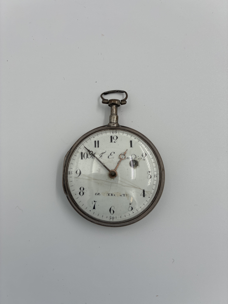 Fickur i silverboett stämplat CLB. Uret signerat "A.F.E. Grundig in Querfurth"