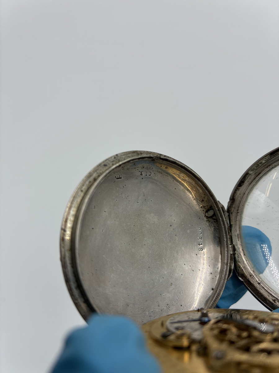 Fickur i silverboett stämplat CLB. Uret signerat "A.F.E. Grundig in Querfurth"