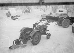 Autoindustri, traktor m/sneskuffe og plog, reklame