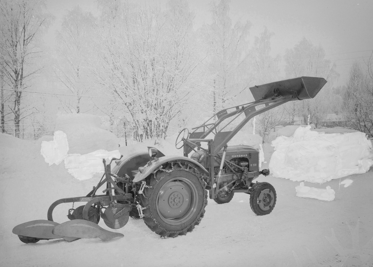 Autoindustri, traktor m/sneskuffe og plog, reklame