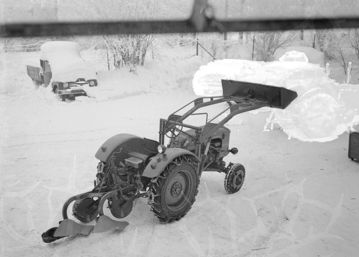 Autoindustri, traktor m/sneskuffe og plog, reklame
