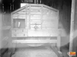 Vedklyv som består av ett stort hjul som går runt med en ell