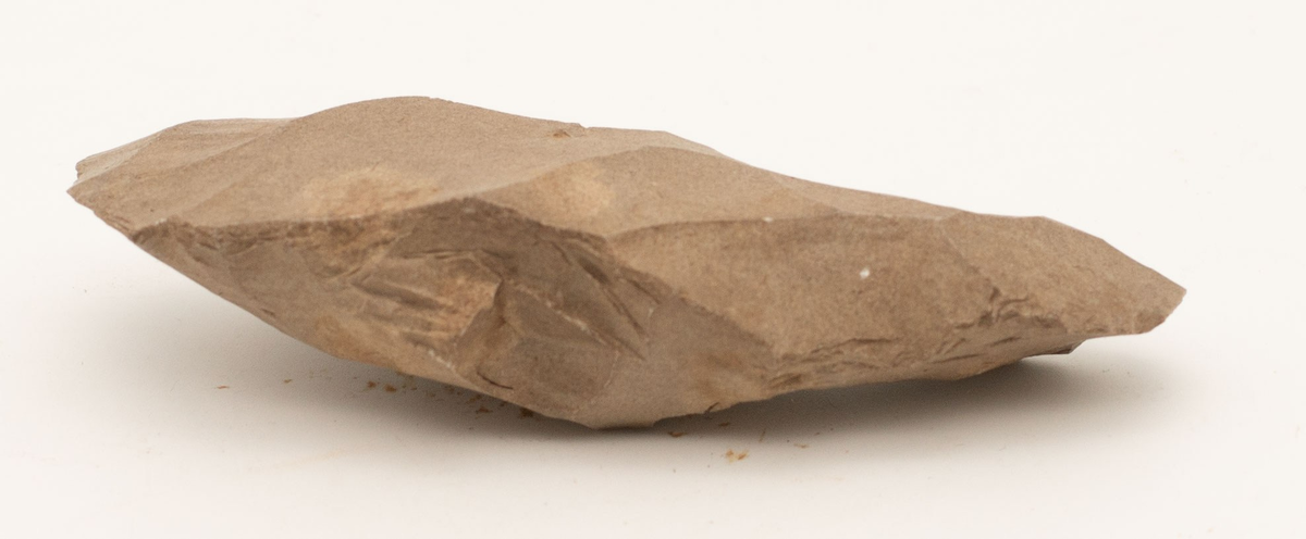 totalt 1514 registrerade fynd varav merparten i flinta. Lite keramik bland annat 2 riktigt tidiga trattbägarkärl.