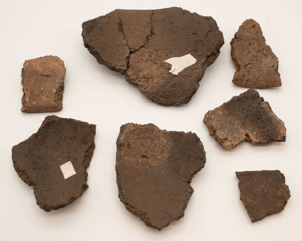 En större mängd (uppskattninsgvis ca 1000 stycken) ytplockade keramikskärvor. Skärvorna har i de flesta fall dekor. Dekoren består av streck, zig-zag mönster och intryckta gropar. Små pinnar och ben har framför allt använts för att skapa dekoren. I de fall det funnits passning har keramiken limmats ihop.