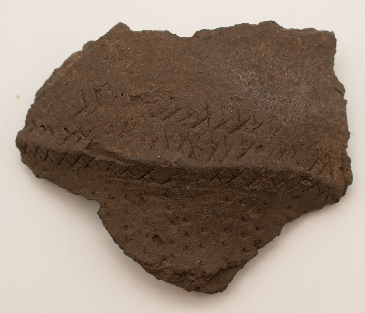 En större mängd (uppskattninsgvis ca 1000 stycken) ytplockade keramikskärvor. Skärvorna har i de flesta fall dekor. Dekoren består av streck, zig-zag mönster och intryckta gropar. Små pinnar och ben har framför allt använts för att skapa dekoren. I de fall det funnits passning har keramiken limmats ihop.