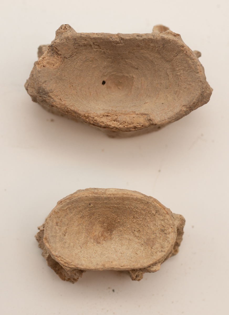 Ett rikt boplatsmaterial från mellanneolitikum. Materialet utgörs av:
Avslag och spånfragment, 202 st
Avslagsskrapa, 3 st
Dolkfragmeent, 1 st
Dubbelskrapa, 1 st
Keramik, mynning, dekorerad. 17 st
Keramik, buk dekorerad, 25 st
Keramik, buk, 27 st
Knacksten, 3 st
Knackstensfragment, 1 st
Kärna, 12 st
Malstensfragment, 1 st
Mikrospån, 1 st
Spånkärna, fragment, 8 st
Spånkärna, cylindrisk, 15 st
Spånpilspets, 7 st
Spånskrapor, 22 st
Sticklar, 4 st
Yxfragment bergart, 3 st
Yxfragment flinta, 9 st.
Slipsten, stor, 1 st

Benmaterial:
Fisk: tonfisk, torsk, lyrtorsk, gråsej, vitling, långa
Havsdäggdjur: Vitnosdelfin, tumlare, vikare, knubbsäl, gråsäl, grönlandssäl
Landvilt: älg, kronhjort, brunbjörn, bäver, hund/varg, vildsvin/tamgris
Tamdjur: nötkreatur, hund/varg, vildsvin/tamgris

Övrigt:
Mollusker, 2 askar
Kolprov, 1 ask