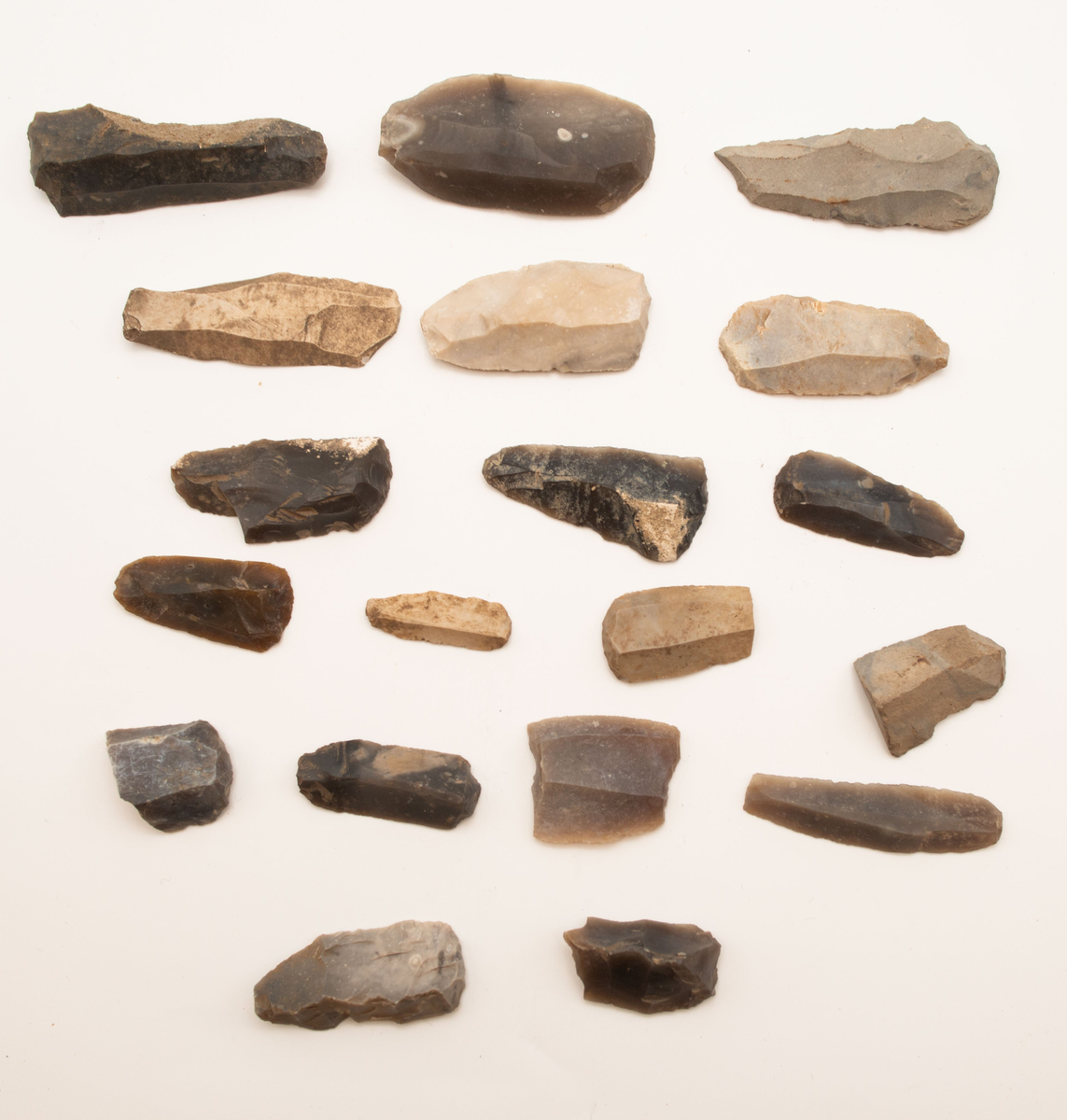 Ett rikt boplatsmaterial från mellanneolitikum. Materialet utgörs av:
Avslag och spånfragment, 202 st
Avslagsskrapa, 3 st
Dolkfragmeent, 1 st
Dubbelskrapa, 1 st
Keramik, mynning, dekorerad. 17 st
Keramik, buk dekorerad, 25 st
Keramik, buk, 27 st
Knacksten, 3 st
Knackstensfragment, 1 st
Kärna, 12 st
Malstensfragment, 1 st
Mikrospån, 1 st
Spånkärna, fragment, 8 st
Spånkärna, cylindrisk, 15 st
Spånpilspets, 7 st
Spånskrapor, 22 st
Sticklar, 4 st
Yxfragment bergart, 3 st
Yxfragment flinta, 9 st.
Slipsten, stor, 1 st

Benmaterial:
Fisk: tonfisk, torsk, lyrtorsk, gråsej, vitling, långa
Havsdäggdjur: Vitnosdelfin, tumlare, vikare, knubbsäl, gråsäl, grönlandssäl
Landvilt: älg, kronhjort, brunbjörn, bäver, hund/varg, vildsvin/tamgris
Tamdjur: nötkreatur, hund/varg, vildsvin/tamgris

Övrigt:
Mollusker, 2 askar
Kolprov, 1 ask