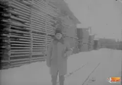 Från ett sågverk, med en okänd man i förgrunden. Okänt var m