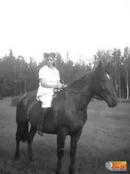okänd ung kvinna till häst Synpunkt tillagd: Flickan kan möj