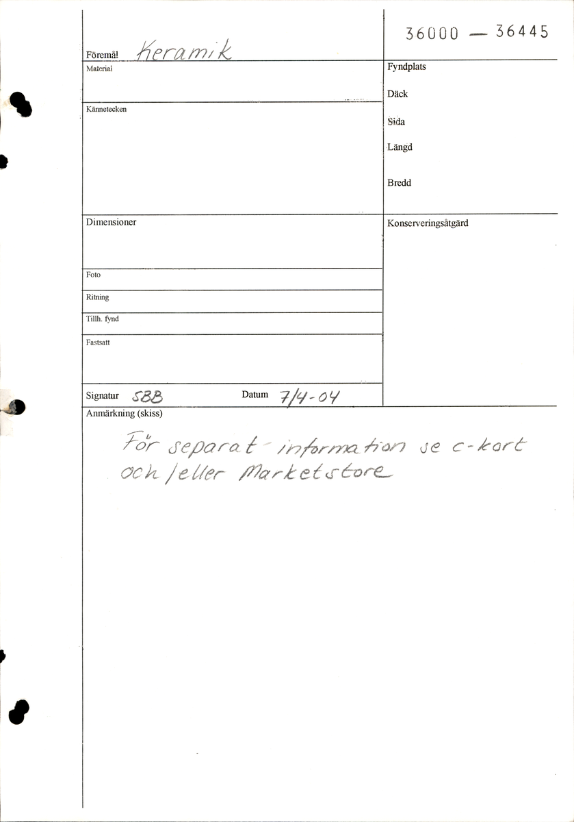 En keramikskärva. Del av skål. Rödbrunt gods. Dekorerad med rand samt mönster av gul glasyr.