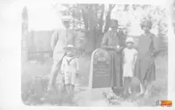 Okända personer samlade vid Storåsenbon Olov Erikssons (f. 8