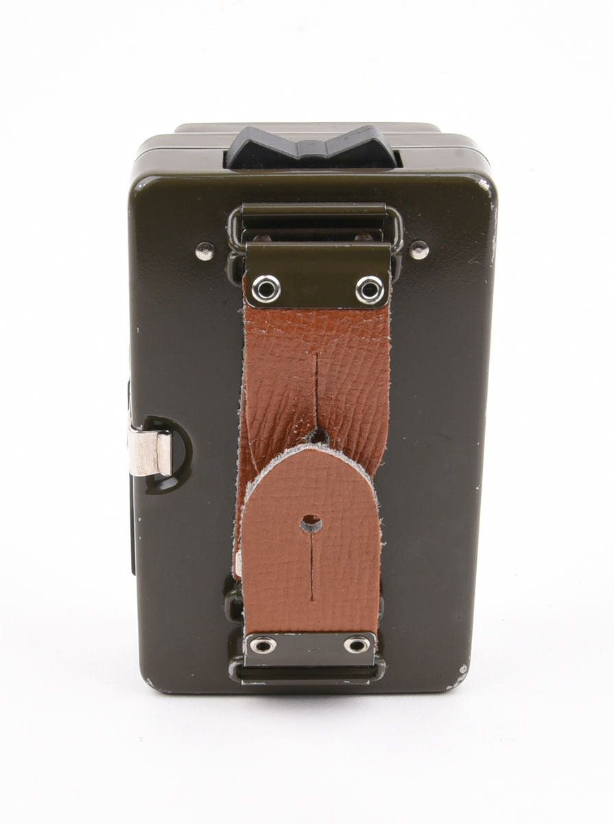 Rektangulär ficklampa av grön metall med signalfunktion. Upptill en svart knapp för att tända och släcka lampan. Framtill en rund, klar lins av plast med en glödlampa innanför. Text "SJ" och SJs logotyp nedanför linsen. Vid sidorna sitter en grön respektive röd knapp för att för skjuta upp ett tunt gröntonat respektive rödtonat plastfilter. Den gröna färgen markerar "Klart för avgång" och den röda färgen "Nödstopp". Baktill tre bruna läderremmar som gör att lampan kan bäras i handen eller fästas vid exempelvis ett bälte.